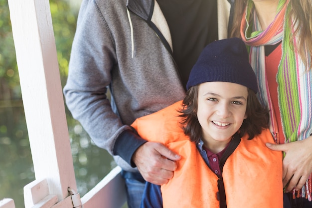 Close-up van de charmante kind met zijn ouders