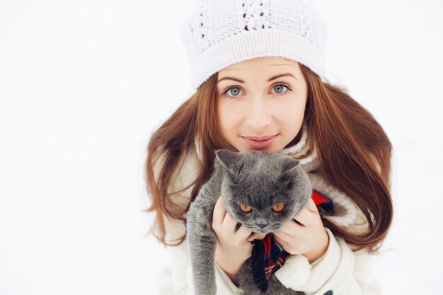 Close-up van de charmante vrouw speelt met haar kat