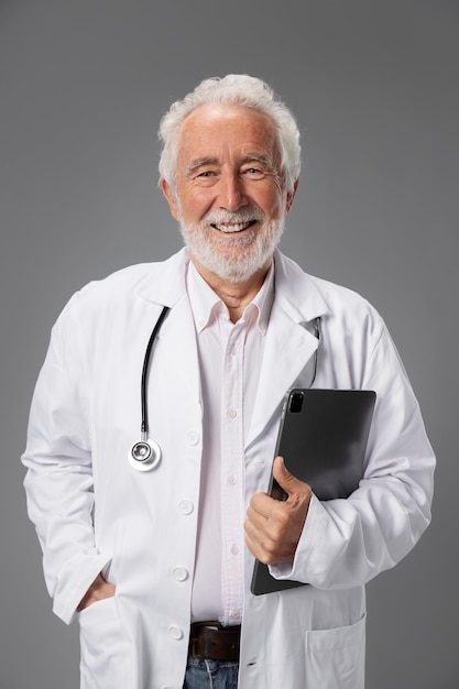 Close-up van de dokter die zich klaarmaakt voor zijn werk