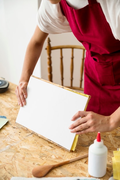 Close-up van de hand die van een vrouw document op houten bureau voorbereidt