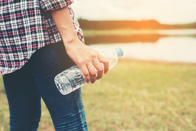 Close-up van de hand houden van een plastic fles