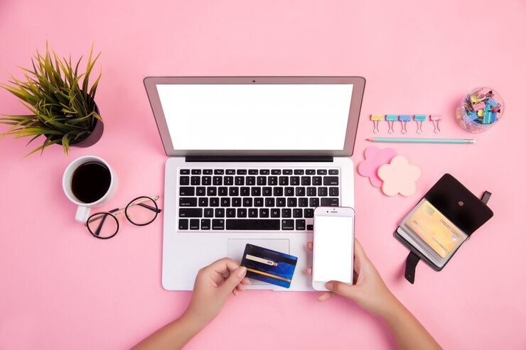 Gratis Foto close-up van de hand te typen op de laptop met gebruik creditcard online kopen