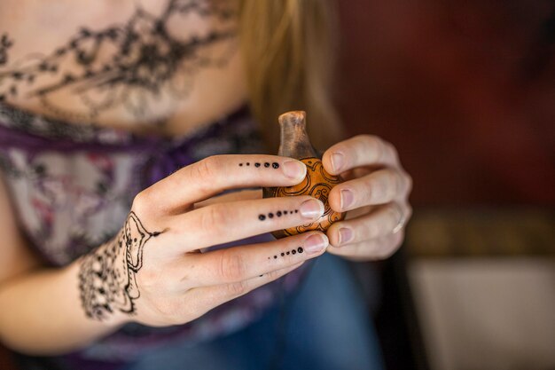 Close-up van de hand van de vrouw die oude houten container houdt