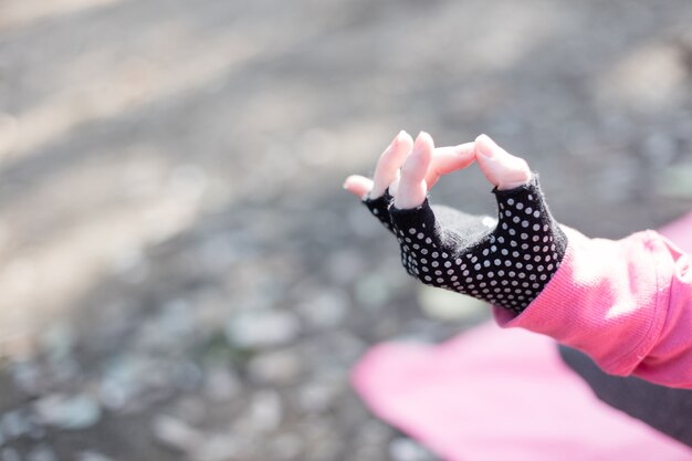 Close-up van de hand van het meisje in yoga pose