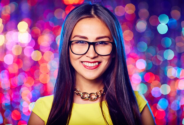 Close-up van de jonge vrouw met een bril