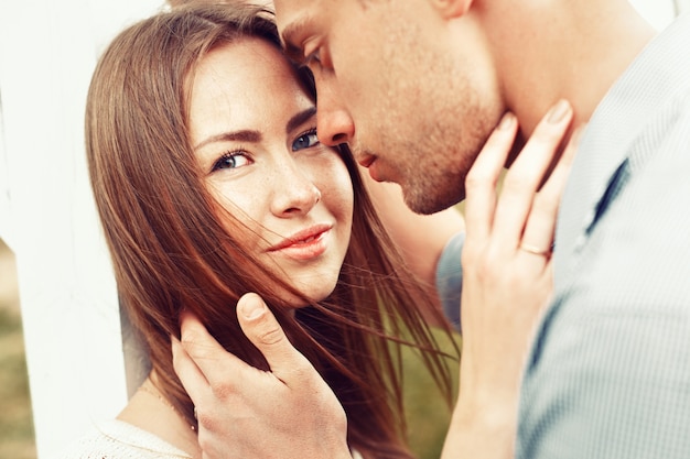 Gratis foto close-up van de jonge vrouw met haar vriendje