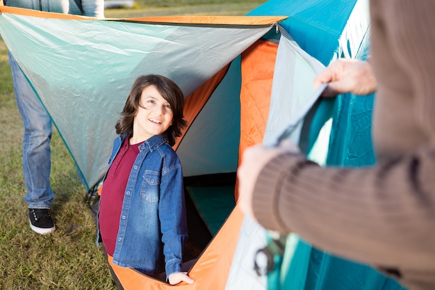 Close-up van de kleine jongen in tent