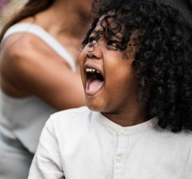 Close-up van de kleine jongen op een huwelijksceremonie