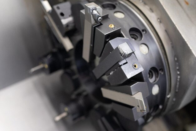 Close-up van de machinemechanismen bij de verwerking van metalen producten Foto met scherptediepte
