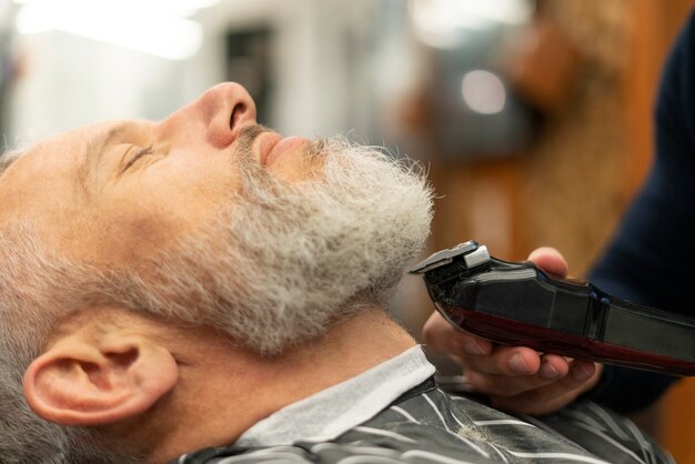 Close-up van de man die wordt verzorgd in de salon