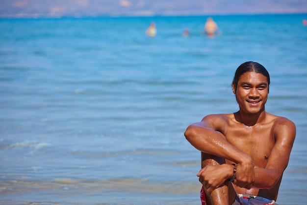 Close-up van de man lachend op het strand