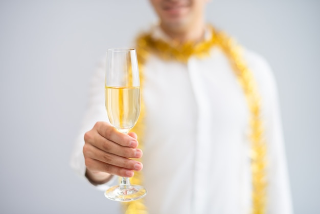 Close-up van de mens die drinkbeker met champagne opheft