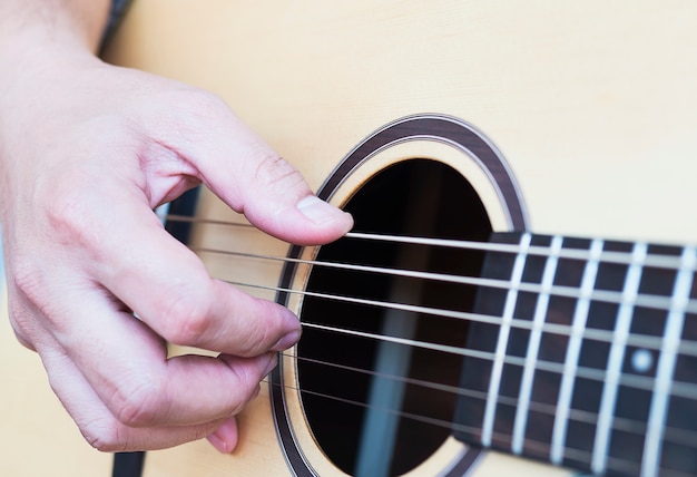 Close-up van de mens gitaar spelen