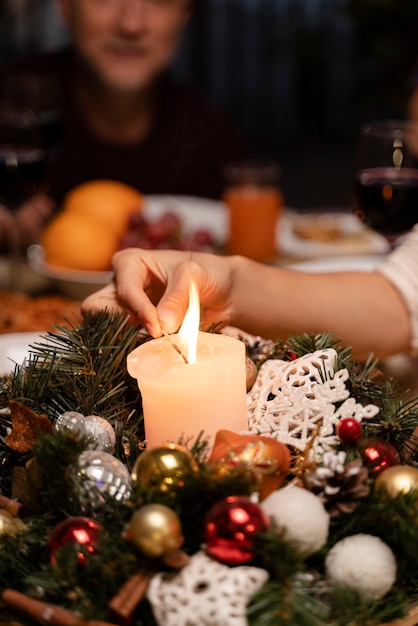 Gratis foto close-up van de persoon die het kerstdiner klaarmaakt