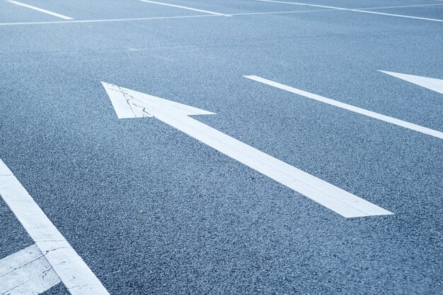 Close-up van de pijl geschilderd op het asfalt