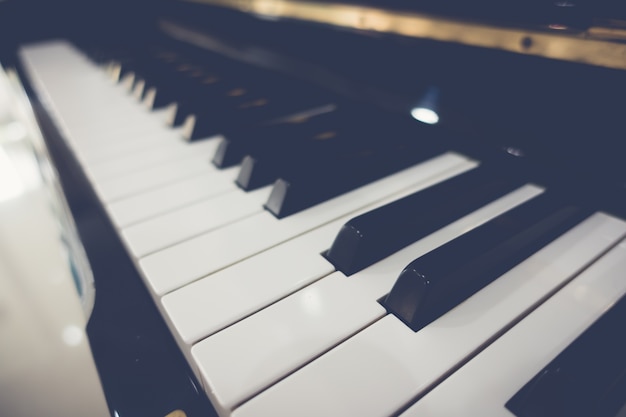 Gratis foto close-up van de sleutels van de piano met selectieve aandacht, gefilterde afbeelding proc