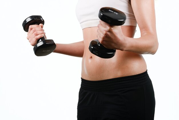 Close-up van de vrouw bedrijf dumbbells