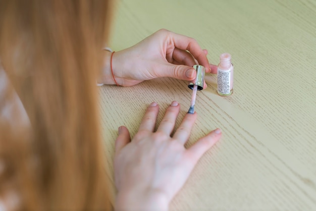 Close-up van de vrouw die haar spijkers schildert