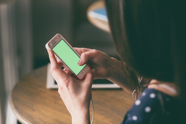 Close-up van de vrouw het scherm van haar mobiele telefoon aan te raken