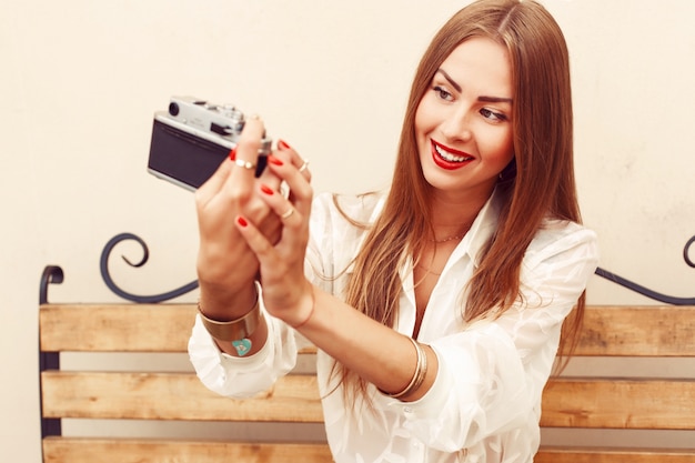 Gratis foto close-up van de vrouw in het wit shirt maken van een foto