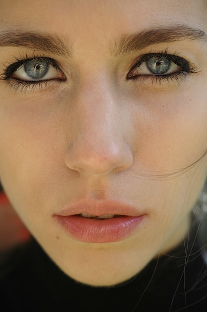 Gratis foto close-up van de vrouw met blauwe ogen