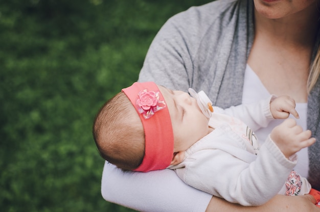 Close-up van de vrouw met haar baby