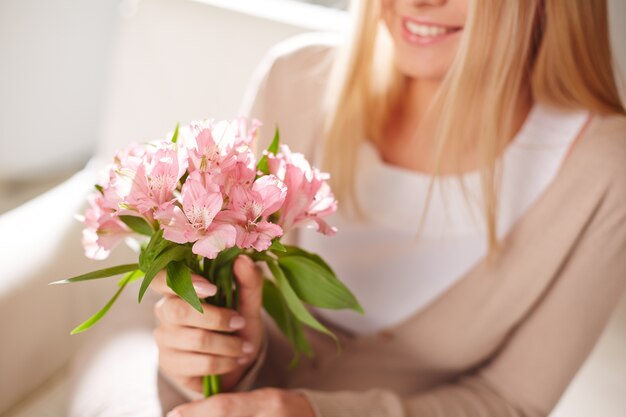 Close-up van de vrouw met haar delicate bouquet