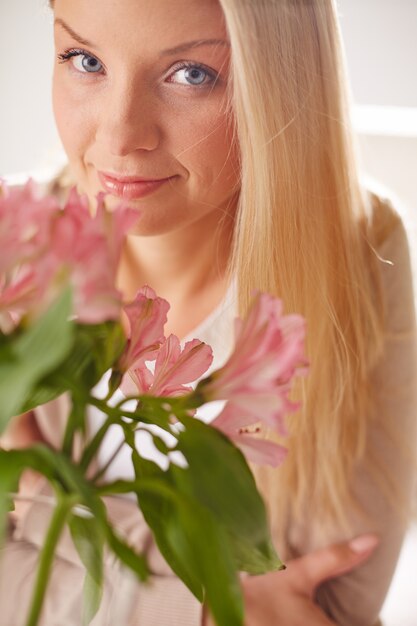 Close-up van de vrouw ruiken haar boeket