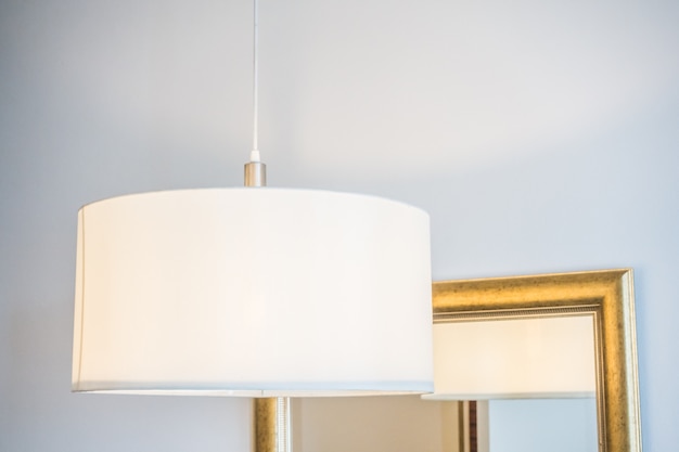 Close-up van de witte lamp hangen aan het plafond