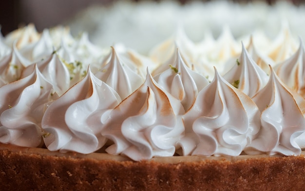 Close-up van de witte topping van een cake