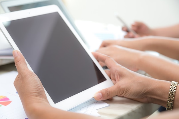 Close-up van de zakenvrouw met een tablet