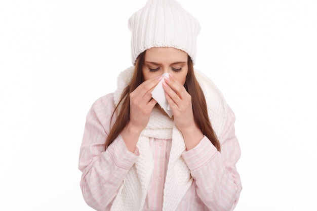 Close-up van de zieke vrouw met een tissue