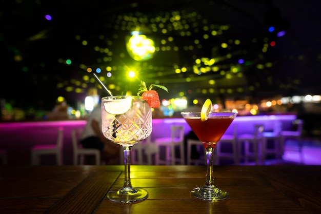 Close-up van drankjes uit het nachtleven in de bar
