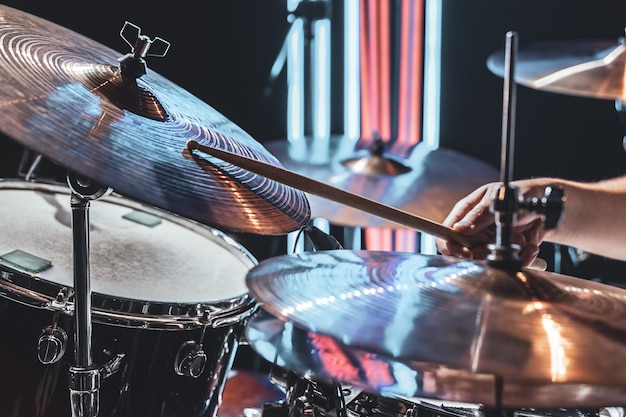 Close-up van drumbekkens terwijl de drummer speelt met prachtige verlichting