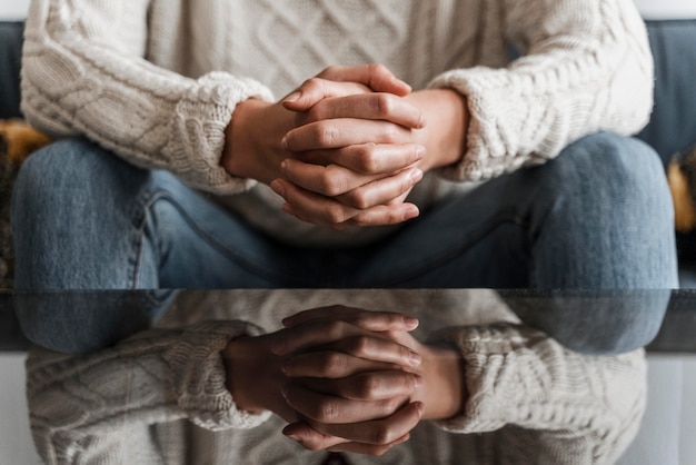 Gratis foto close-up van een bezorgde vrouw