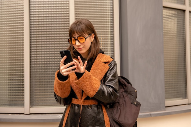 Close-up van een blanke vrouw die naar de telefoon kijkt