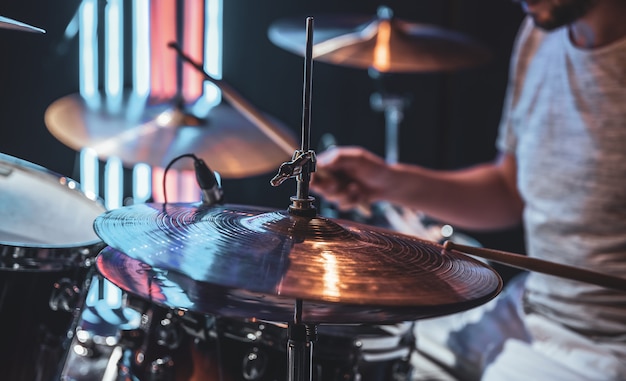 Close-up van een drumbekken terwijl de drummer speelt.