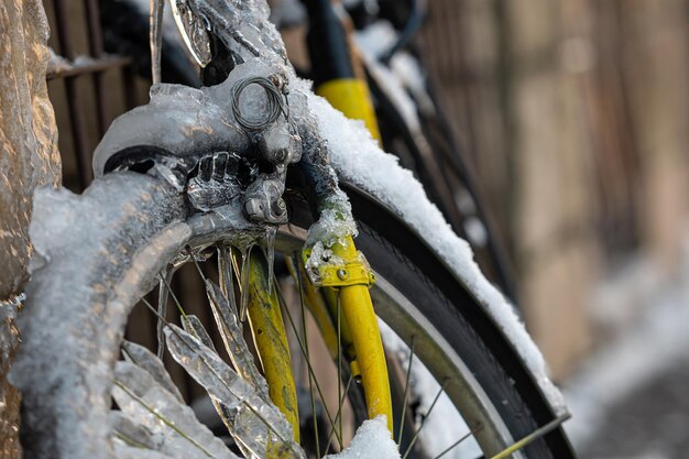 Close-up van een fiets bedekt met ijs en ijspegels