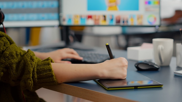 Close-up van een freelancer-fotograaf van een kleurontwerper die de foto van een klant bewerkt