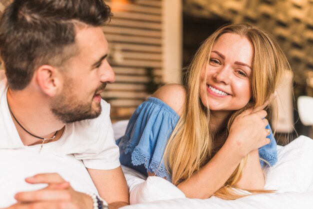 Close-up van een gelukkig jong koppel liggend op bed