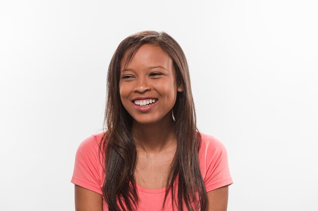 Close-up van een glimlachende Afrikaanse tienermeisje
