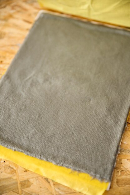 Close-up van een grijs gekleurd papierpulp