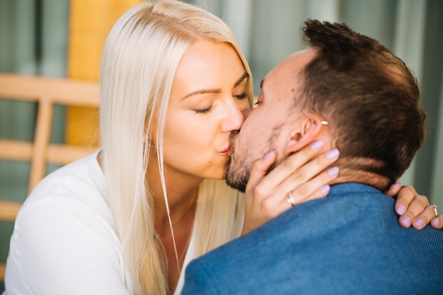 Gratis foto close-up van een jong koppel zoenen elkaar