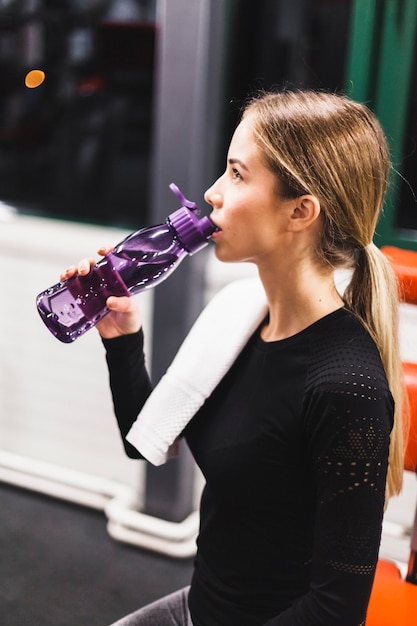 Gratis foto close-up van een jong vrouwen drinkwater