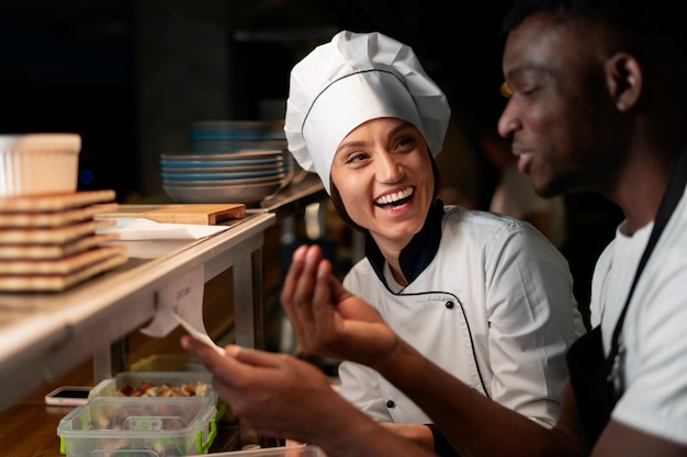 Gratis foto close-up van een kok in een chef-jacket.