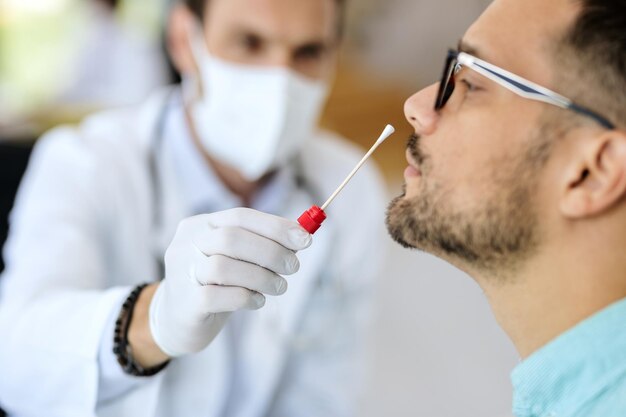 Close-up van een man die een PCR-test heeft in een medische kliniek