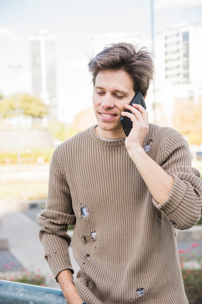 Close-up van een man praten over telefoon buitenshuis