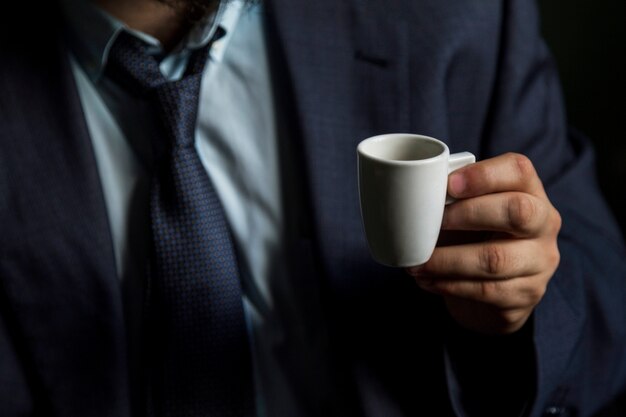 Close-up van een man&#39;s hand met cup