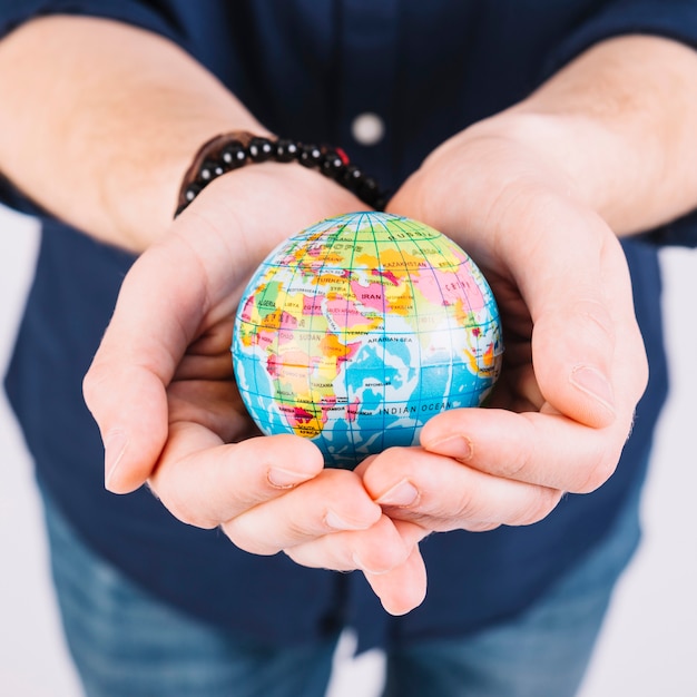 Close-up van een man&#39;s hand met globe