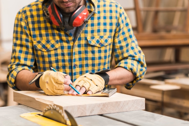 Close-up van een mannelijke timmerman die in de workshop werkt